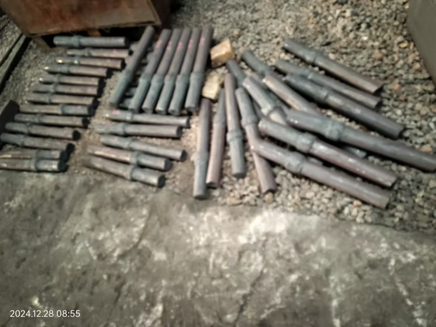 Aký je rozdiel medzi procesom odlievania a kovania drviacich bucharov?